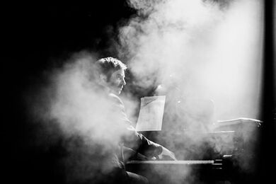 Schwarz-Weiß-Foto: Auftritt mit der Gruppe DŸSE, Andreas Staffel am Flügel in Rauch getaucht. (Foto: privat)